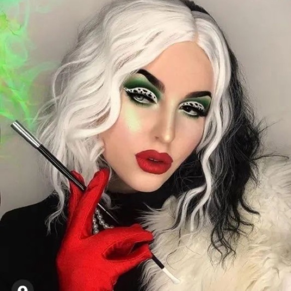 - Cruella D. SHORT ⚫️⚪️BLACK & WHITE Wig *NEW